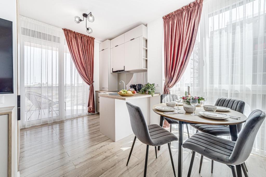 ARI Pink & Turquoise - AFI Mall High-end Apartments
