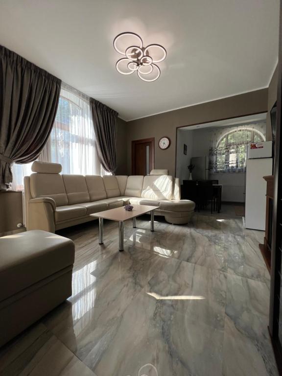 Casa Mugur