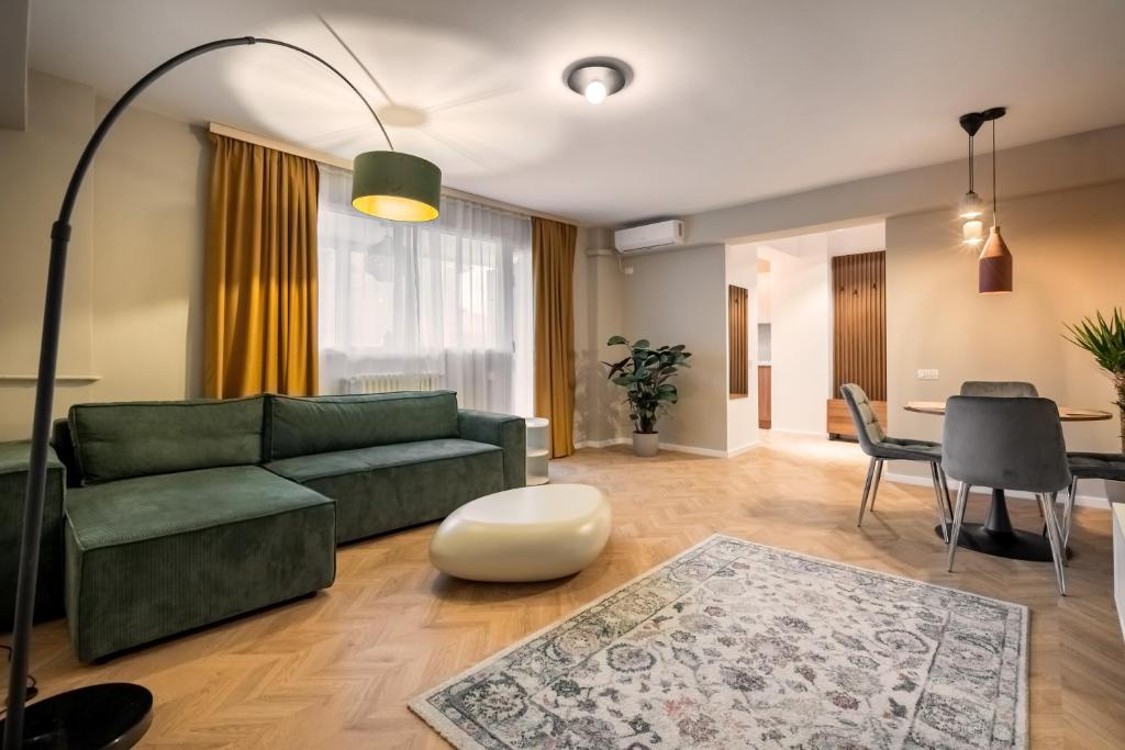 Ultracentral near Old Town, Cismigiu and Victoriei - Cozy, Quiet and Modern Apartment wt Sunny Balcony
