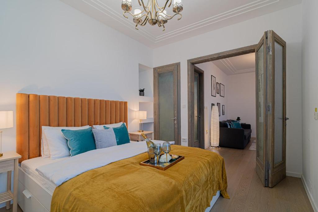 Charming 2BR Apartment - Steps to Romanian Athenaeum