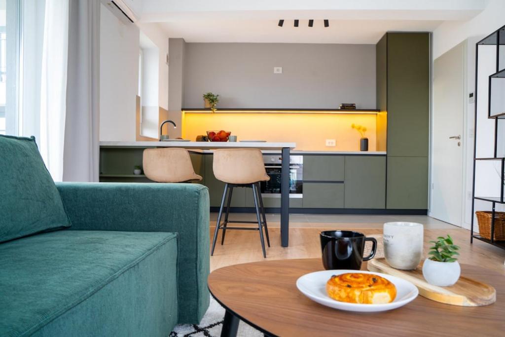 Cityscape Green, Modern Designer Apt