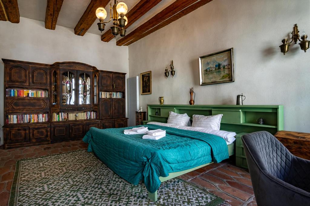 Traditional House in Old Town with terrace by MM Host