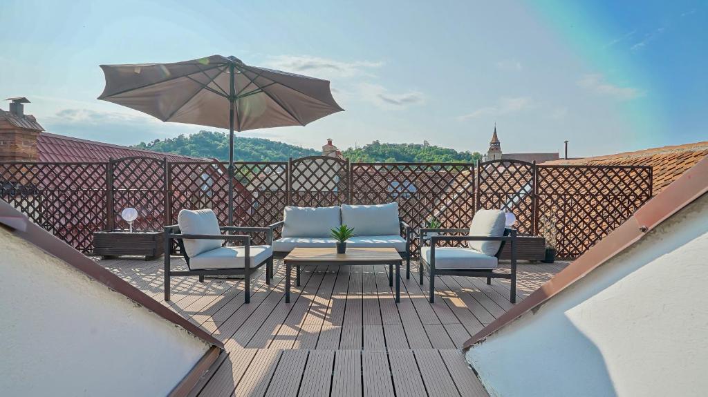 Rooftop proprety with Large Terrace & Stunning Views - Brașov