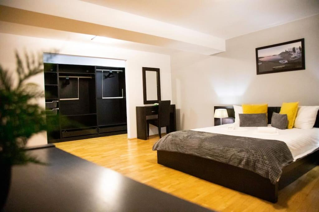 Penthouse 145mp - Living spatios - 2 Dormitoare cu baii private - Bucatarie complet utilata