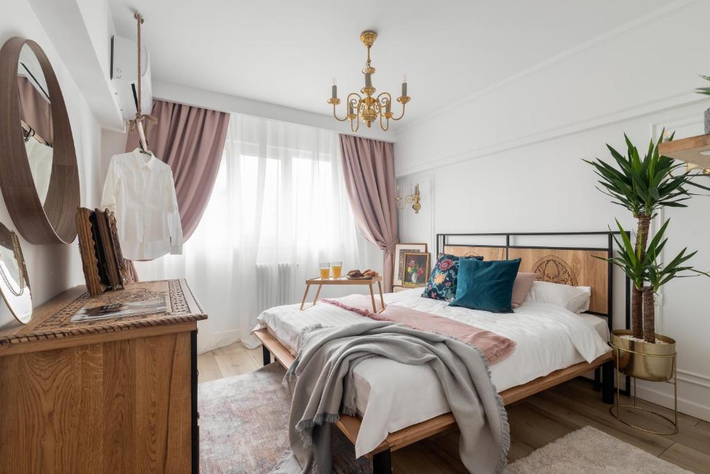 Eclectic 3 bedroom Calea Victoriei by Urbanesq