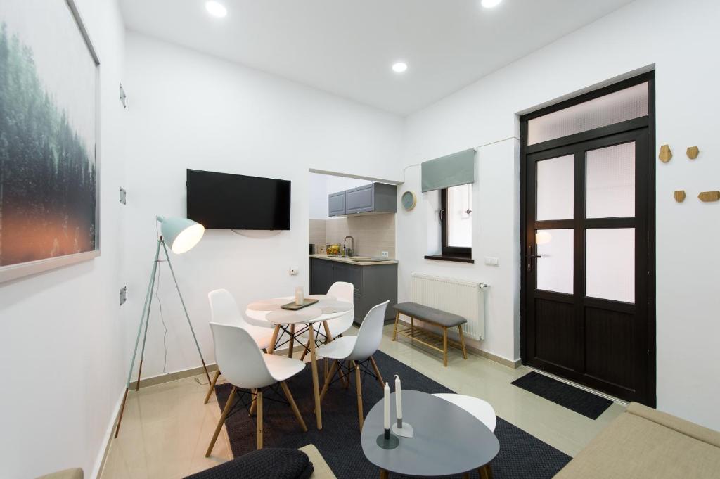 Gorgeous Brasov Flat with Patio and Mountain Views