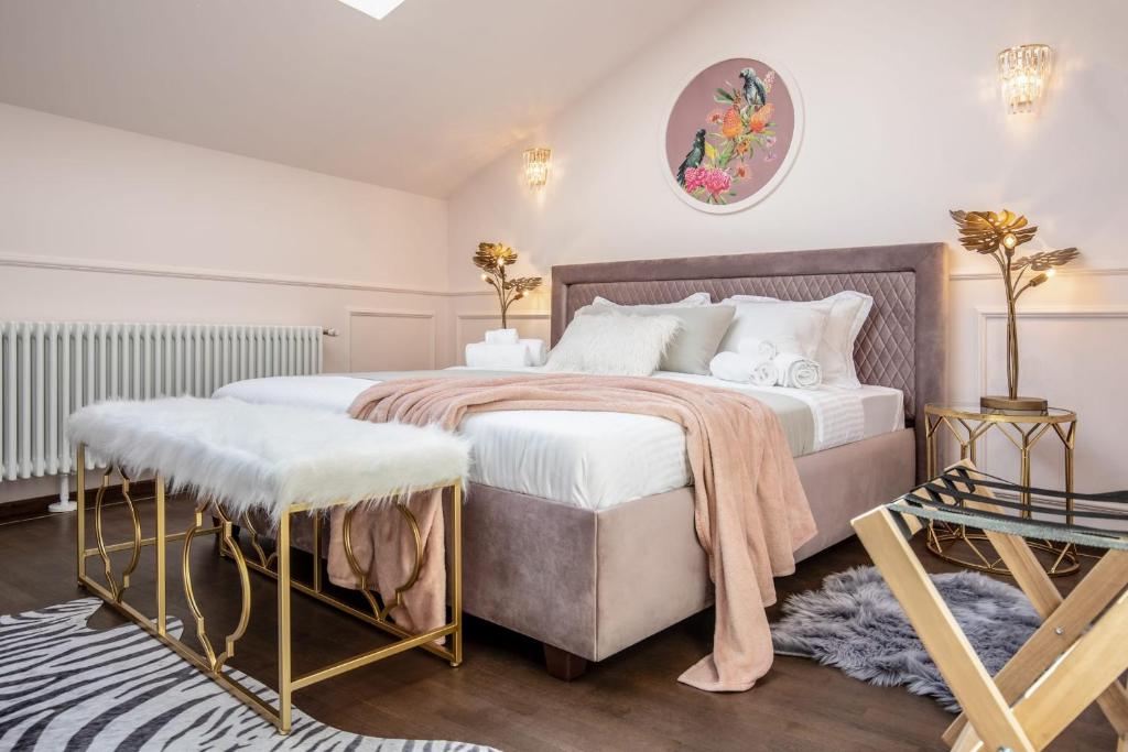 HOLT Old Town Luxury Suites