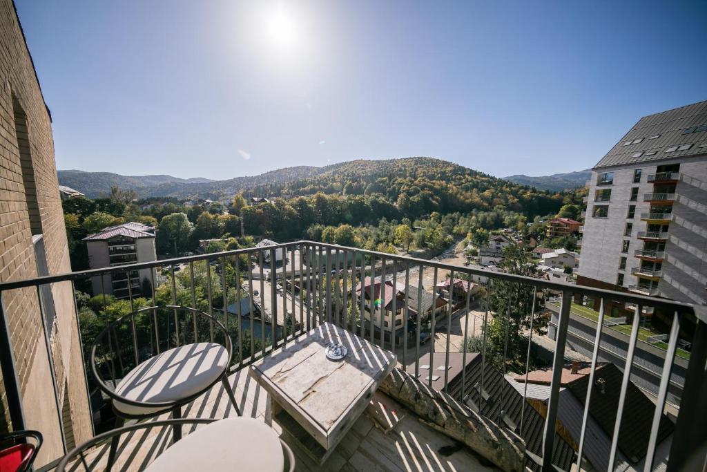 Panoramic LightHose & Mountain View