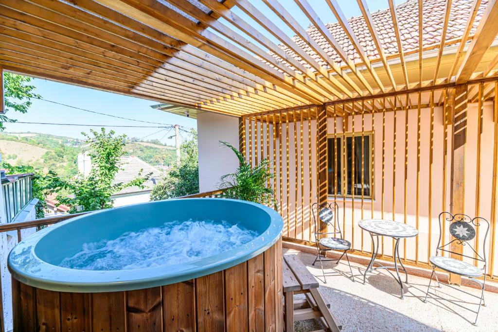 LAGOM - Hot Tub Hideout
