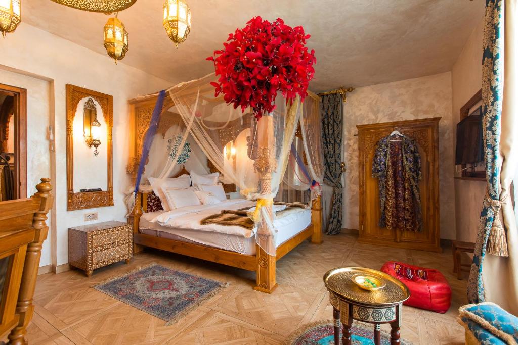 Hidden Gem Antique Apt with Stunning City Views
