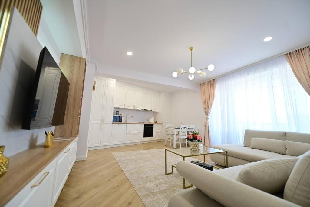 FLH - SIBIU - The Evolution LUXURY Apt - 2 Bedrooms, 1 Livingroom, 2BA with 3 ACs Units and Panoramic view - Sleeps 6 - Shopping City Mall