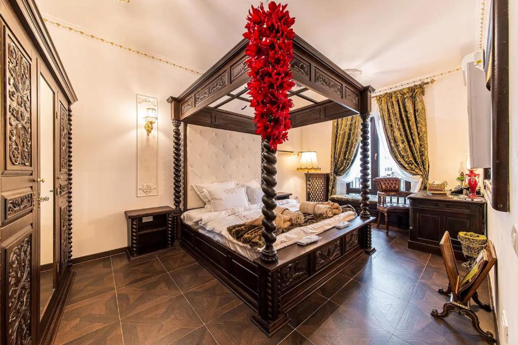 Private Museum Apartment with Antique Decor