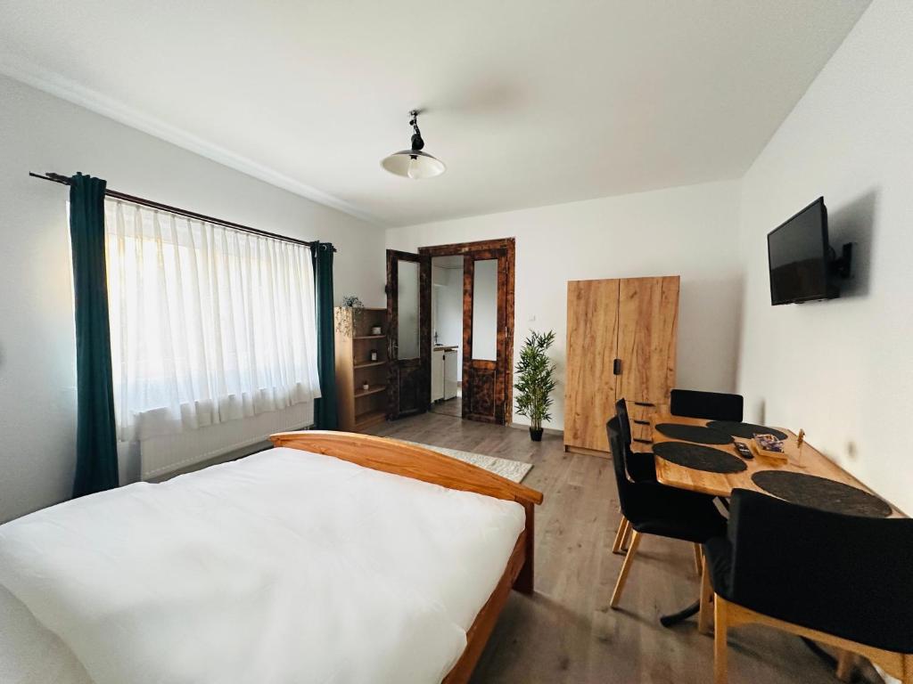 Wood & Moss Apartment - Central